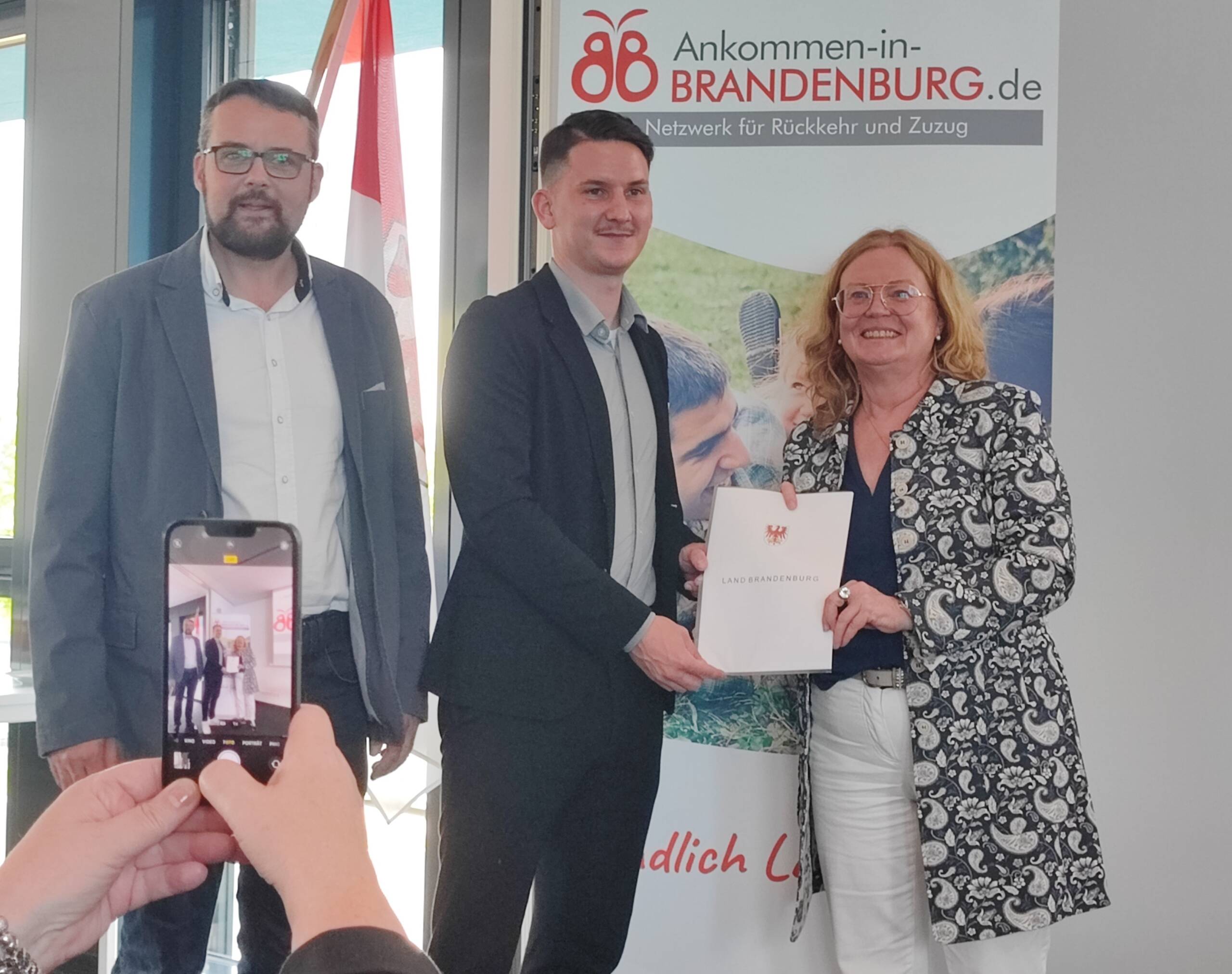 Übergabe des Zuwendungsbescheids von Frederike Haase (Staatskanzlei Brandenburg) an den neuen Netzwerkkoordinator Kai Grabowski von der ASG Spremberg GmbH