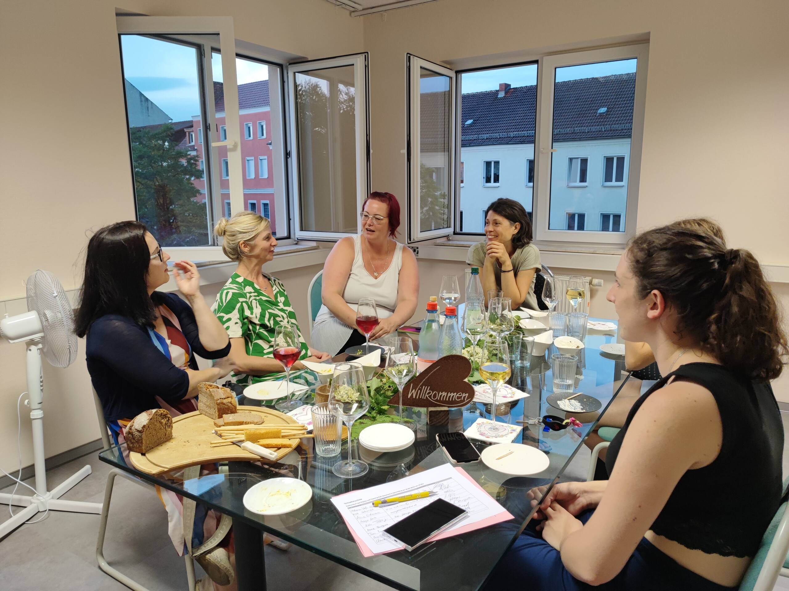 Rückkehrer, Zuzügler und Heimatverliebte tauschen sich beim Heeme fehlste-Stammtisch aus.