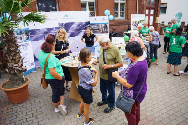 Andrang bei den Infoständen zum Sommerfest der Initiative "Heeme fehlste"