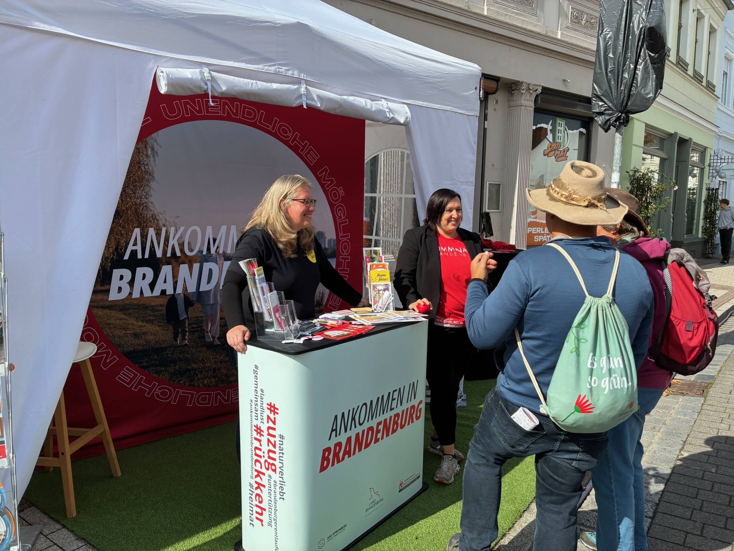 Heeme fehlste und Ankommen in Brandenburg beraten Zuzugswillige nach Brandenburg gemeinsam am Stand beim Brandenburgtag in Perleberg