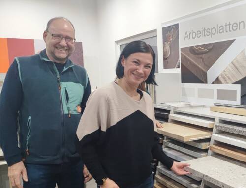 Stammtisch mit imposanten Holz-Ansichten bei Kronospan