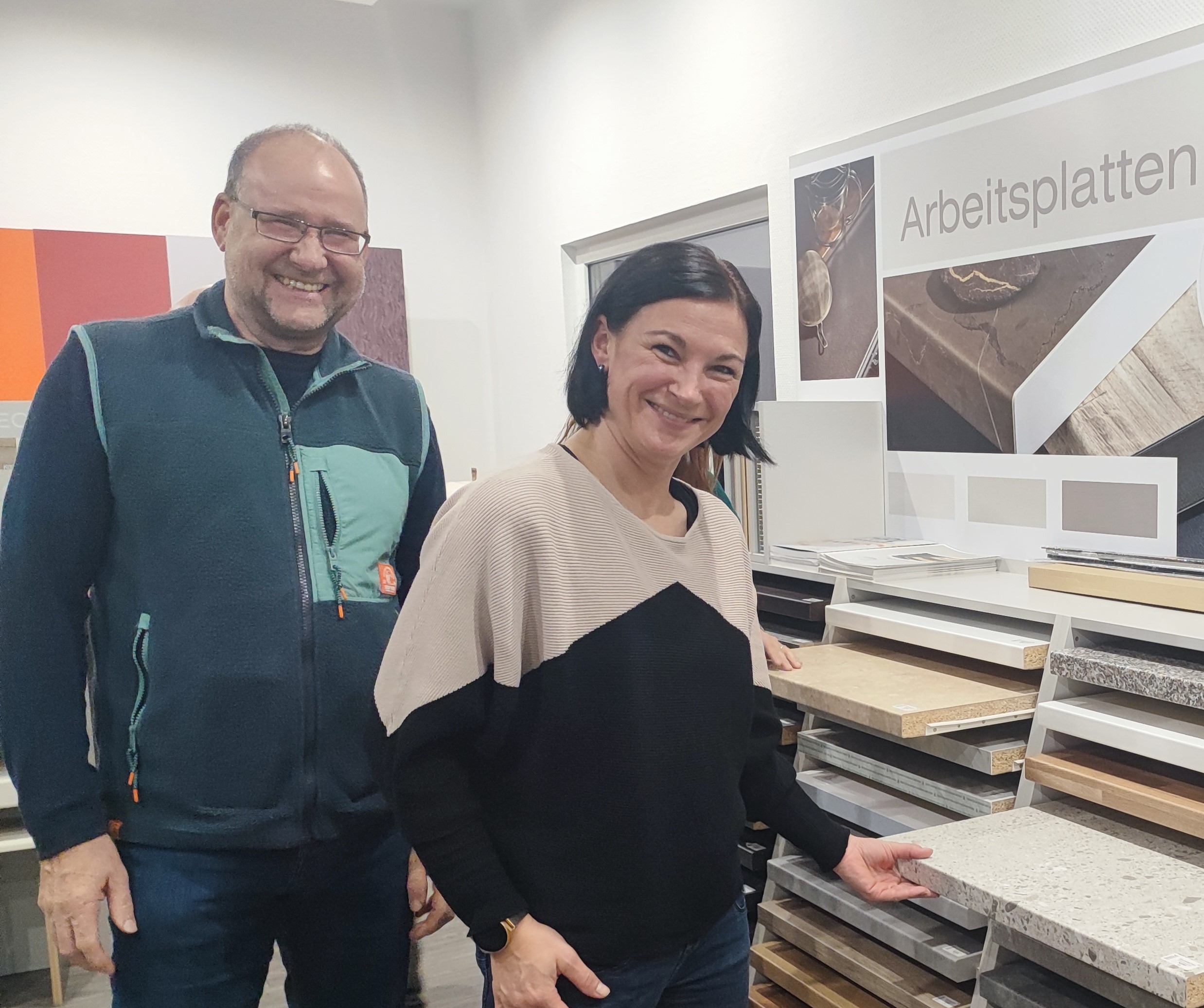 Besucher des Heeme fehlste-Stammtisches bei Kronospan in Spremberg