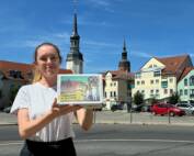 Pauline Neumann, Koordinatorin der Initiative "Heeme fehlste!", mit einer Willkommensbox.